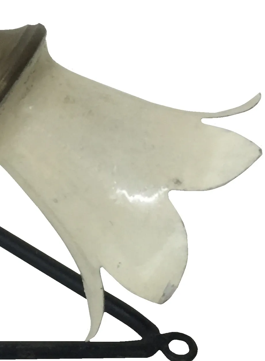 Lampe de bureau antique avec base noire et abat-jour blanc en forme de fleur.