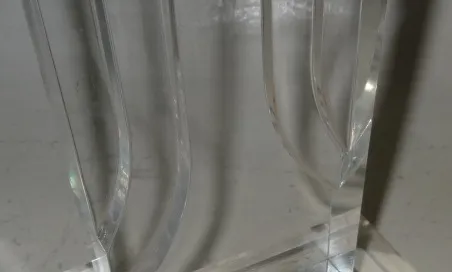 antike Tischlampe mit klarem und elegantem Design, das einen modernen Raum beleuchtet