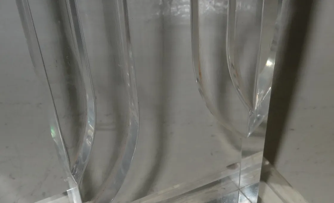 Lámpara de mesa antigua transparente con diseño elegante.