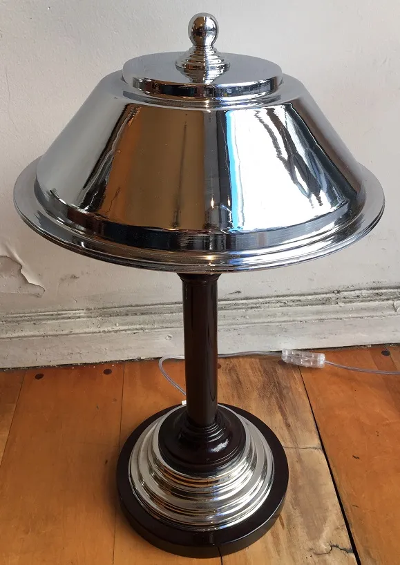Lampe de bureau antique avec une base élégante et un sommet brillant, ambiance chaleureuse