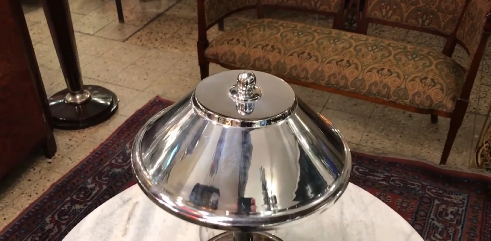 Lampada da tavolo antica e brillante in ambiente antico