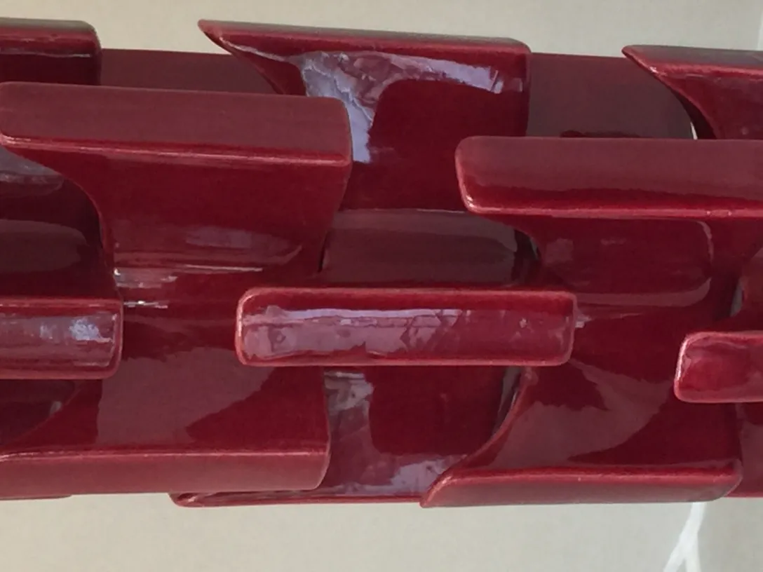 Antike rote Keramik-Tischlampe mit elegantem Design.