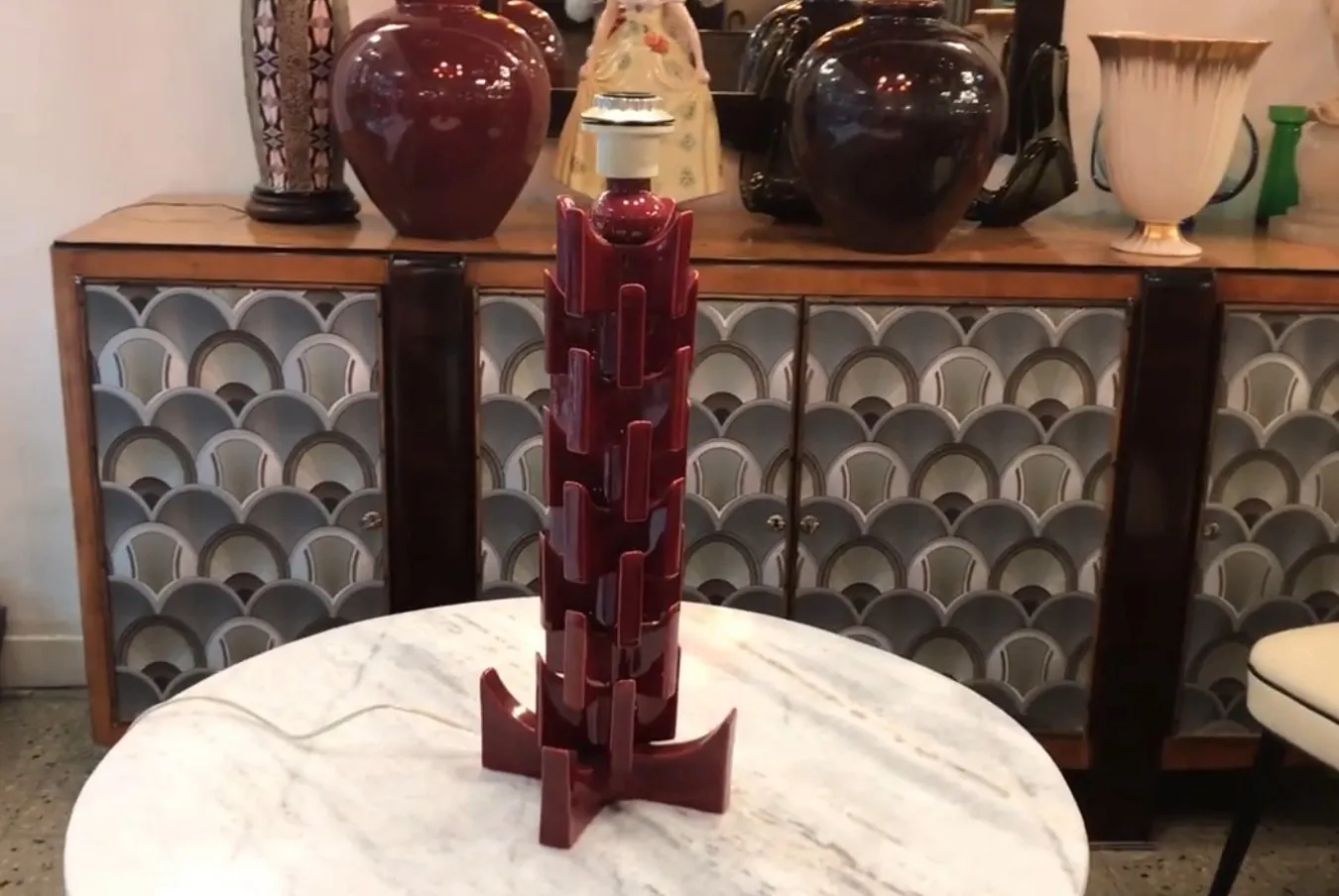 Lampe de bureau ancienne rouge sur une table avec décor