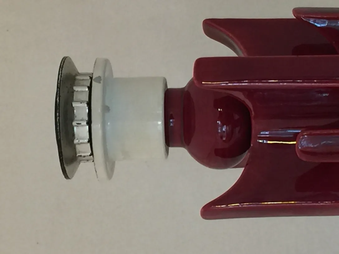 alte tischlampe in roter farbe, elegantes design und glänzen