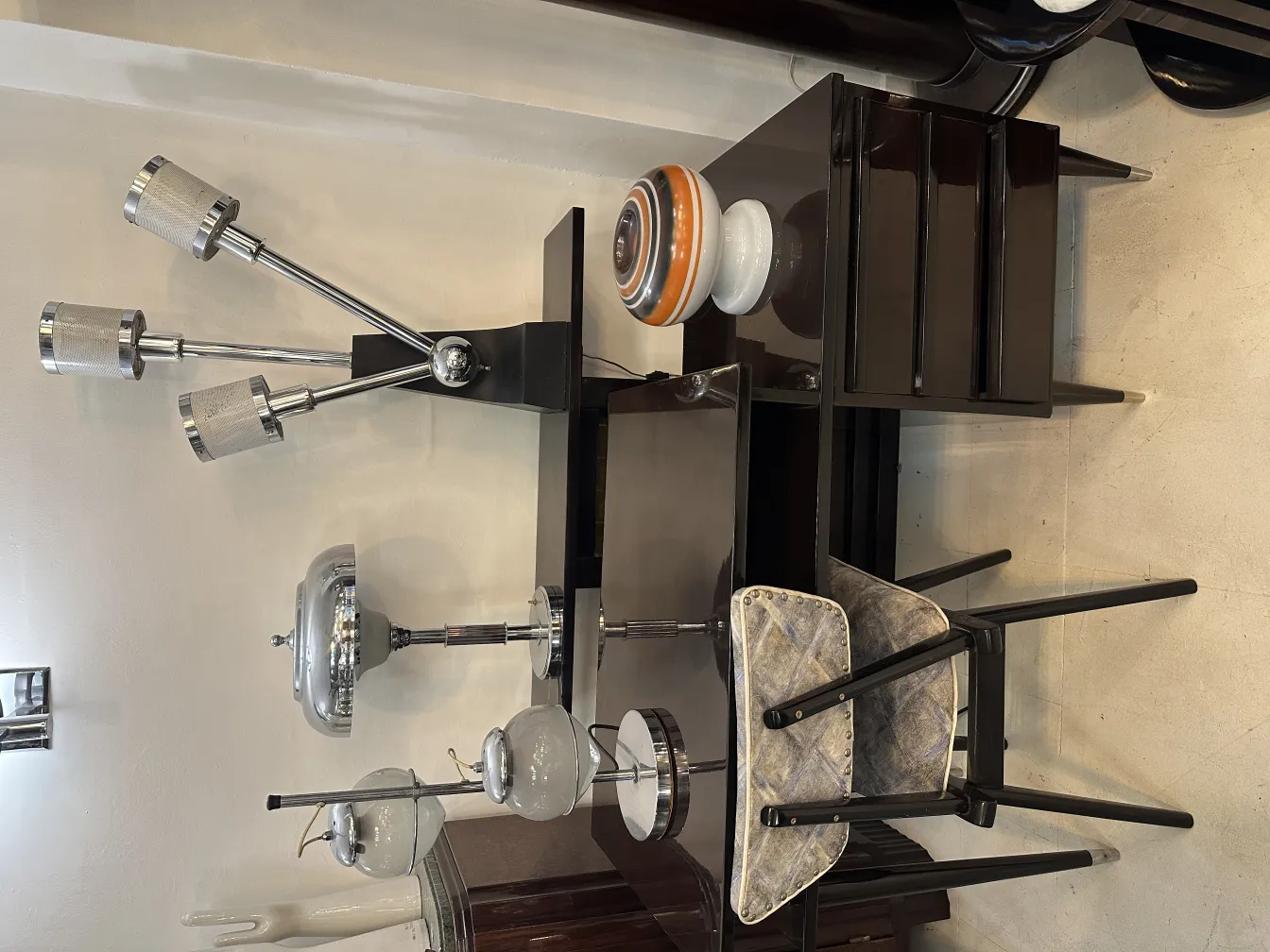 Lámpara de mesa antigua con diseño elegante en ambiente moderno.