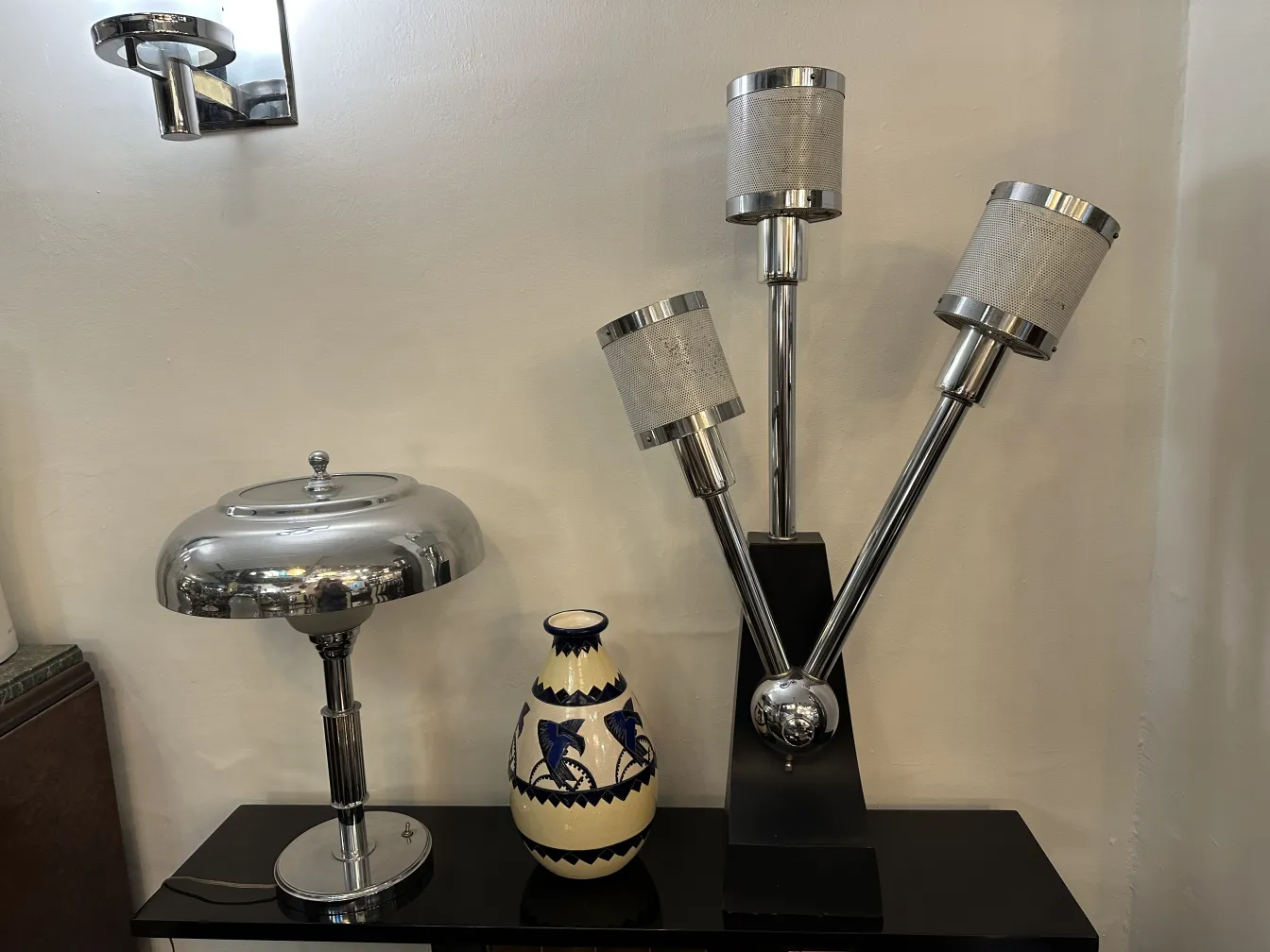 antike Tischlampe mit drei Schirmen und schwarzem Sockel