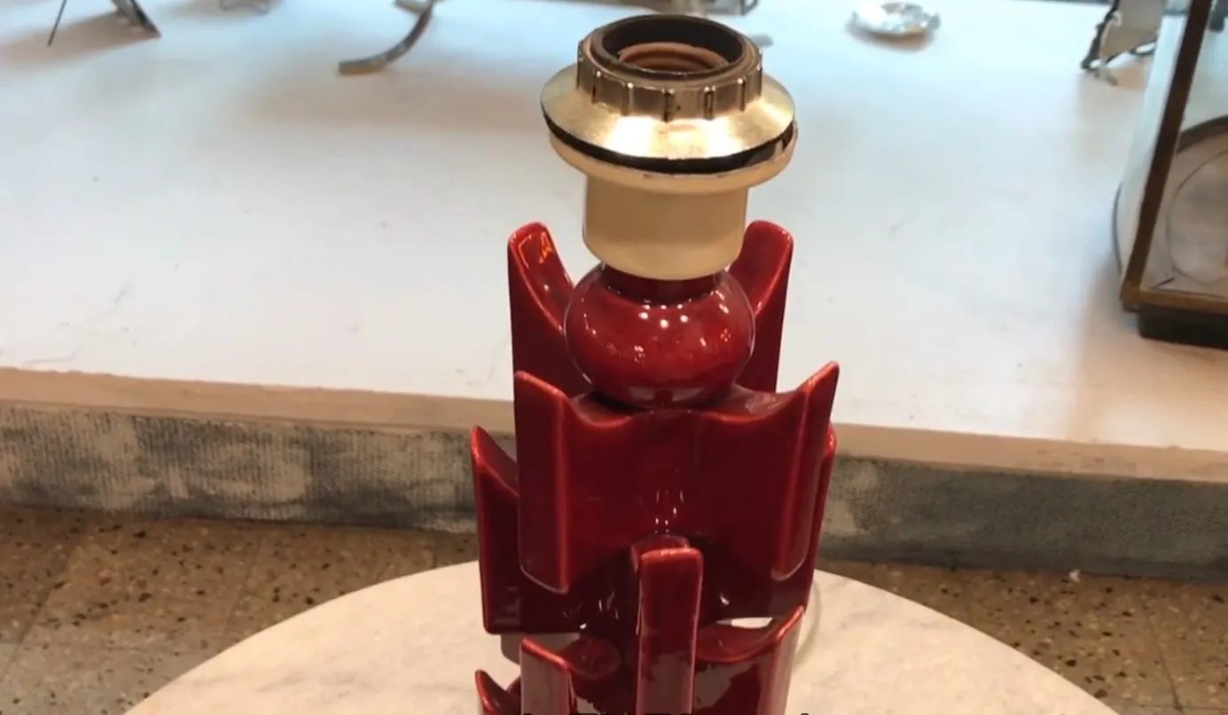lampada da tavolo antica con design decorativo e colore rosso