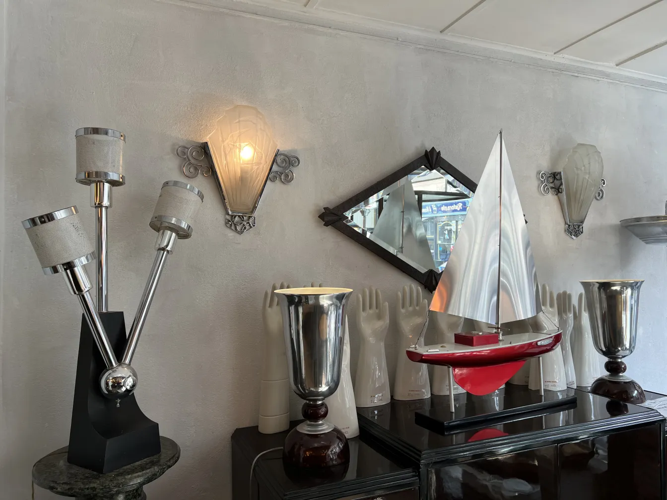 lampe de bureau antique avec trois abat-jours et fond décoratif