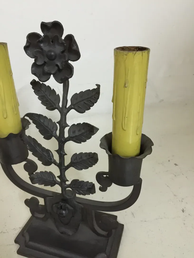 Antike Tischlampe mit floralen Mustern und gelben Akzenten