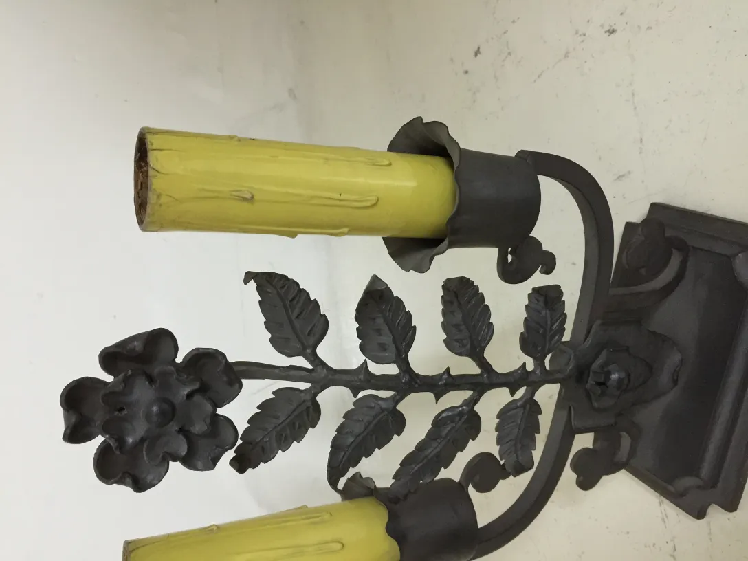 ancienne lampe de bureau avec base décorative et deux lumières jaunes, entourée de feuilles