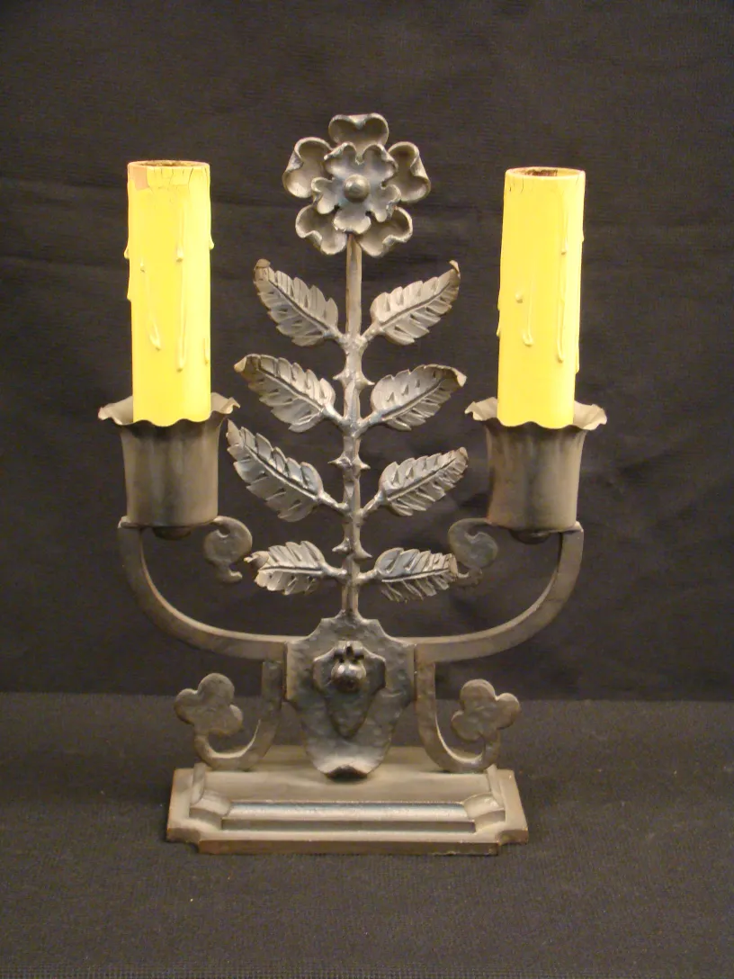 lampe de bureau ancienne avec design de feuilles et fleurs