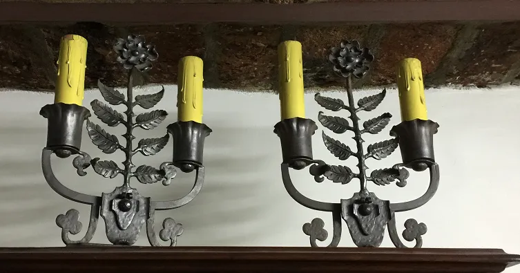 antique table lamp with floral details and yellow candles