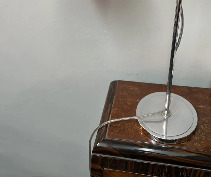 antike tischlampe mit einzigartigem design auf einem tisch