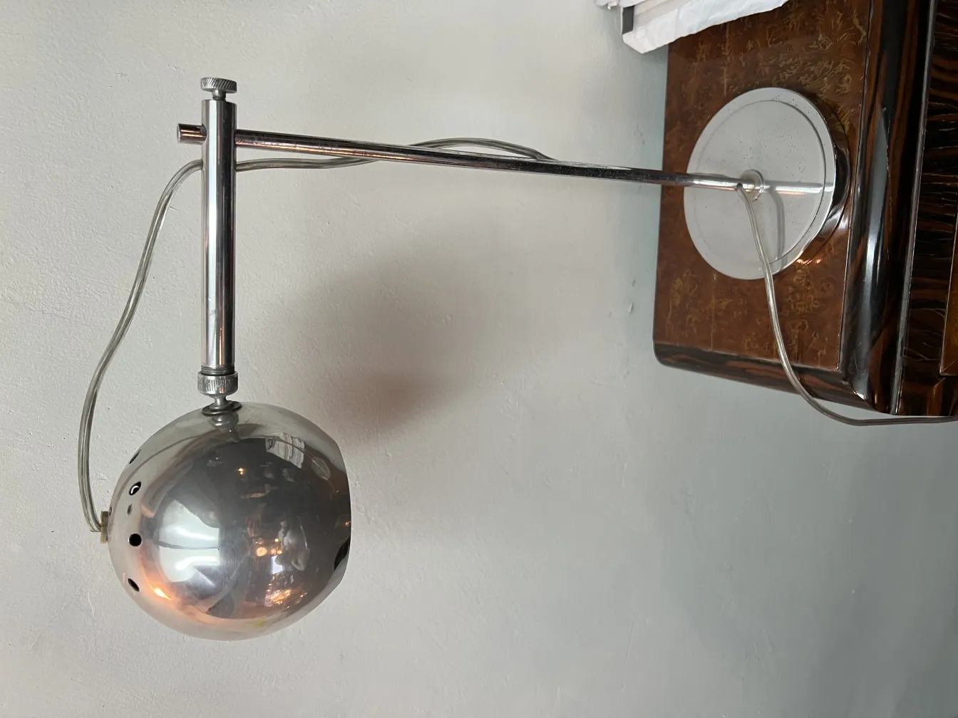 Lampada da tavolo antica con finitura lucida e design elegante, perfetta per qualsiasi ambiente.