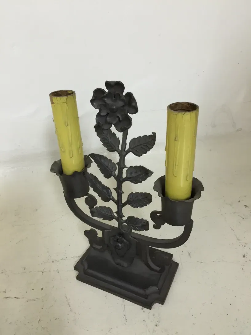 luminária de mesa antiga de Gilbert Poillerat com design floral e cores amarelas