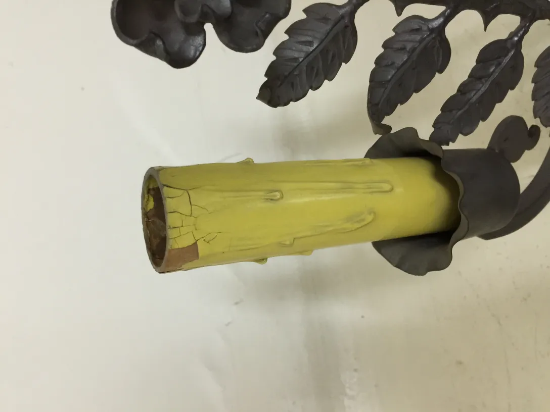 Lampe de bureau ancienne en jaune, avec un design décoratif et des détails élégants.