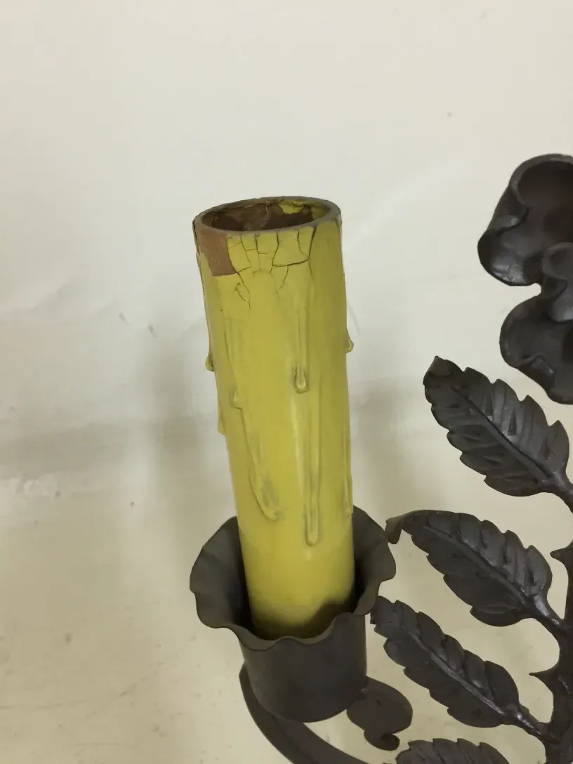 lampada da tavolo antica con dettagli decorativi su sfondo semplice