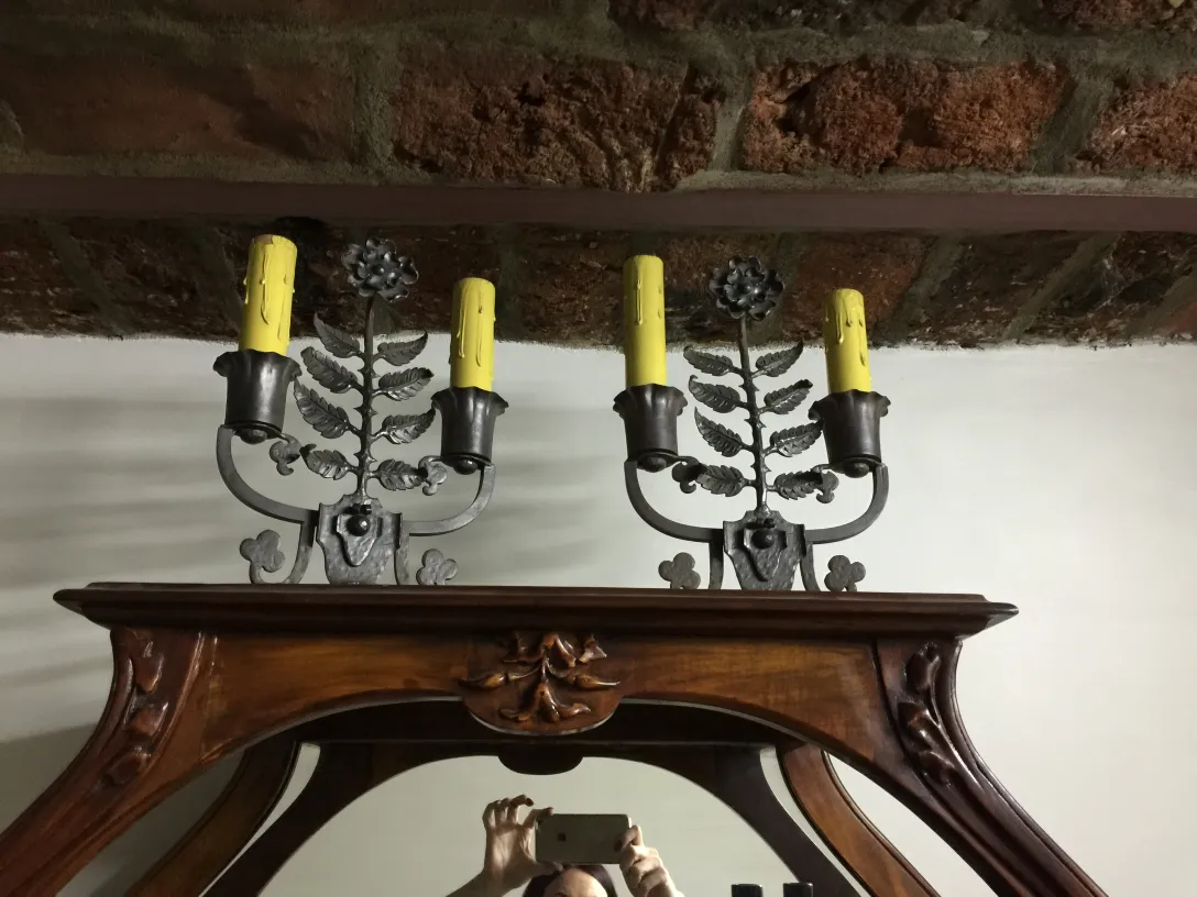 lampe de bureau antique avec détails décoratifs jaunes