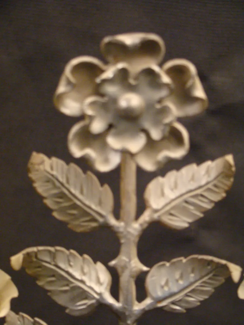 luminária de mesa antiga com design de flor e folhas