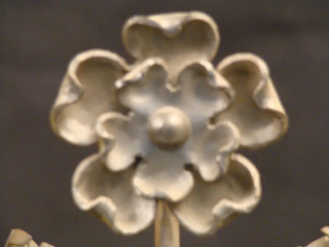 Antike Tischlampe mit floralem Design oben.