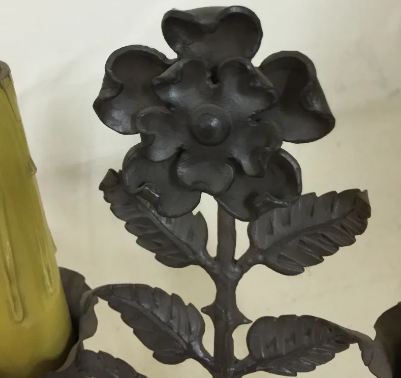 Ancienne lampe de bureau décorée avec une fleur et des feuilles vertes