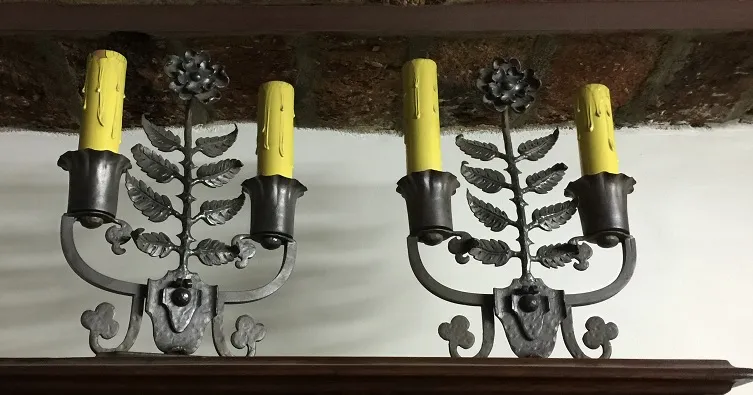 zwei antike tischlampen mit blattdesign und gelben kerzen