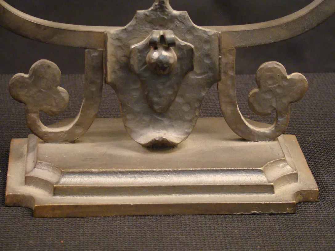 base ornée d'une lampe de bureau antique avec des formes de trèfle