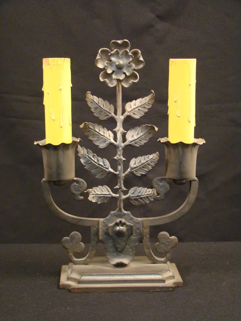 lampada da tavolo antica di Gilbert Poillerat con fiori e candele gialle