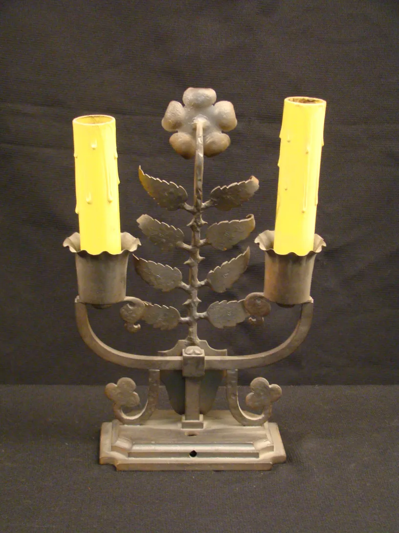 lampada da tavolo antica con dettagli floreali in metallo, decorazione elegante, luci gialle