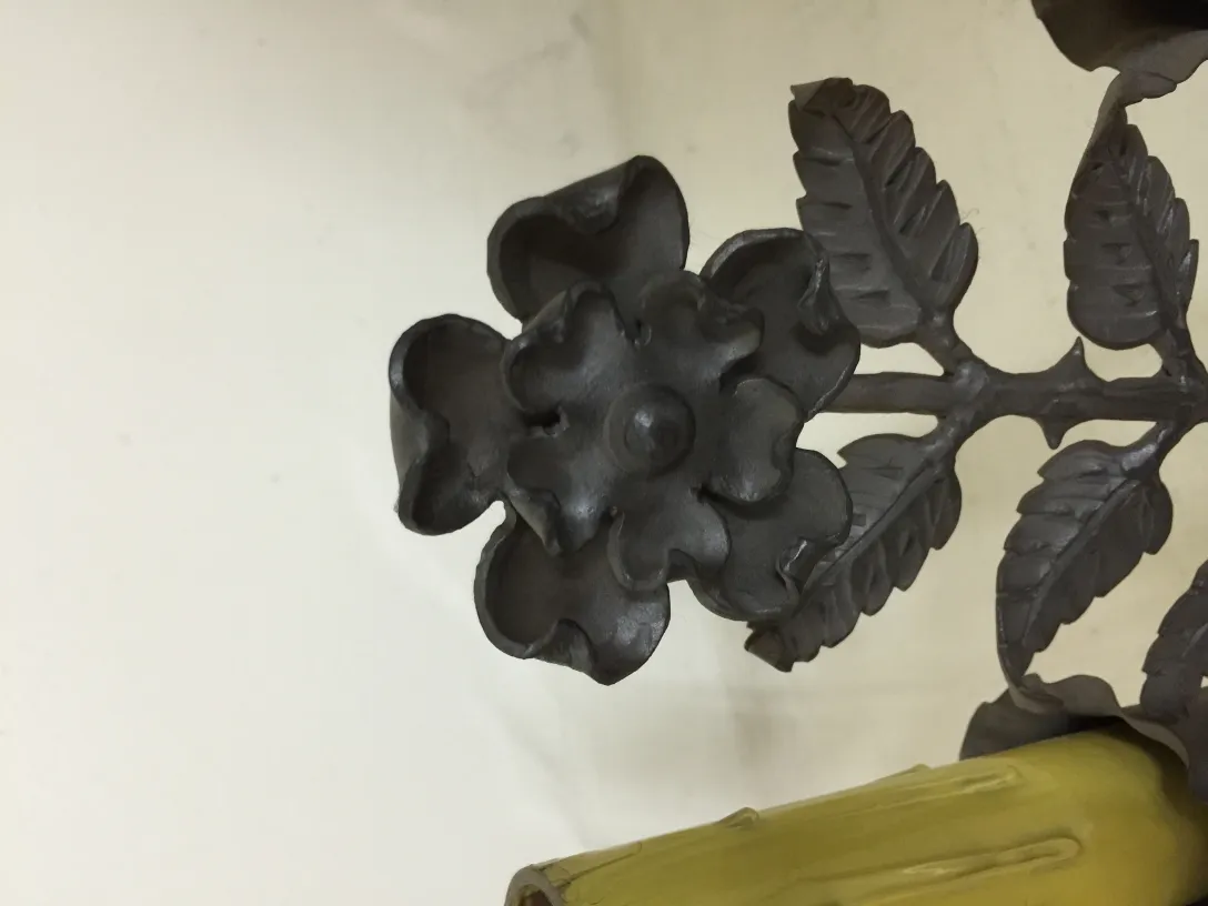 Antike Tischlampe mit Blumenmuster aus Metall und dekorativem Sockel.