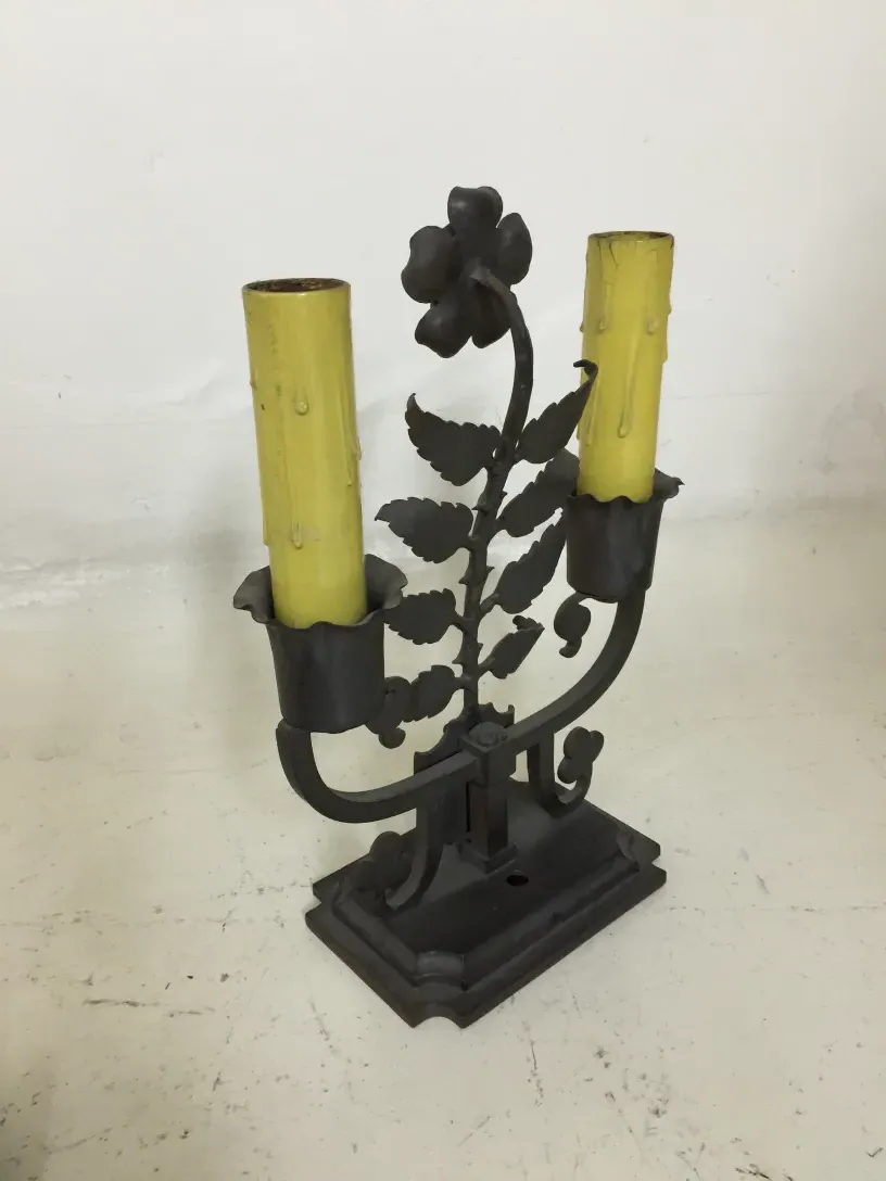 花の細部と黄色の古いテーブルランプ、Gilbert Poillerat