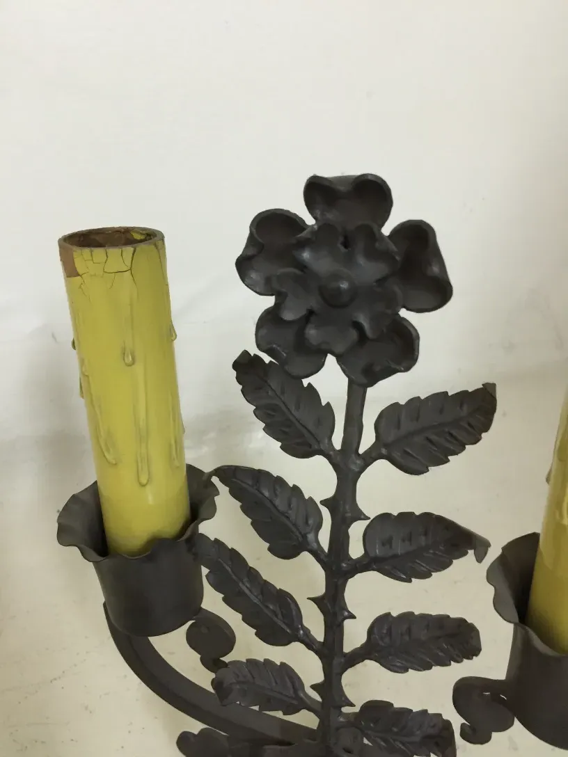 Lámpara de mesa antigua con detalles de flores y hojas, Gilbert Poillerat.