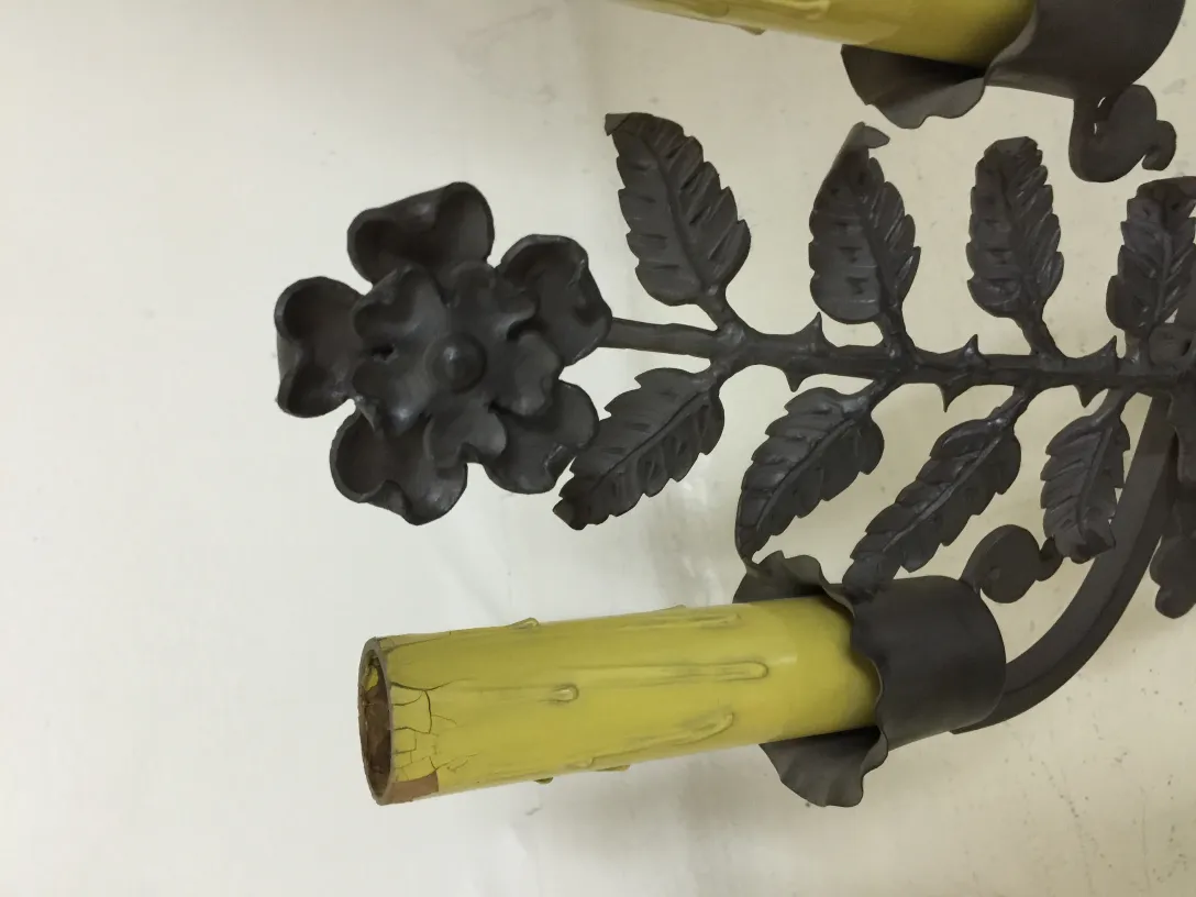 꽃 장식이 있는 고대 테이블 램프