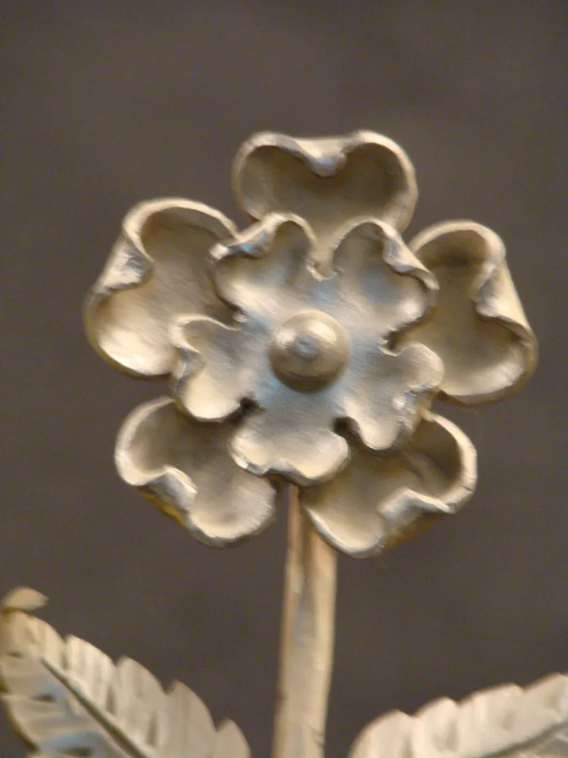 Antike Tischlampe mit floralen Design von Gilbert Poillerat.