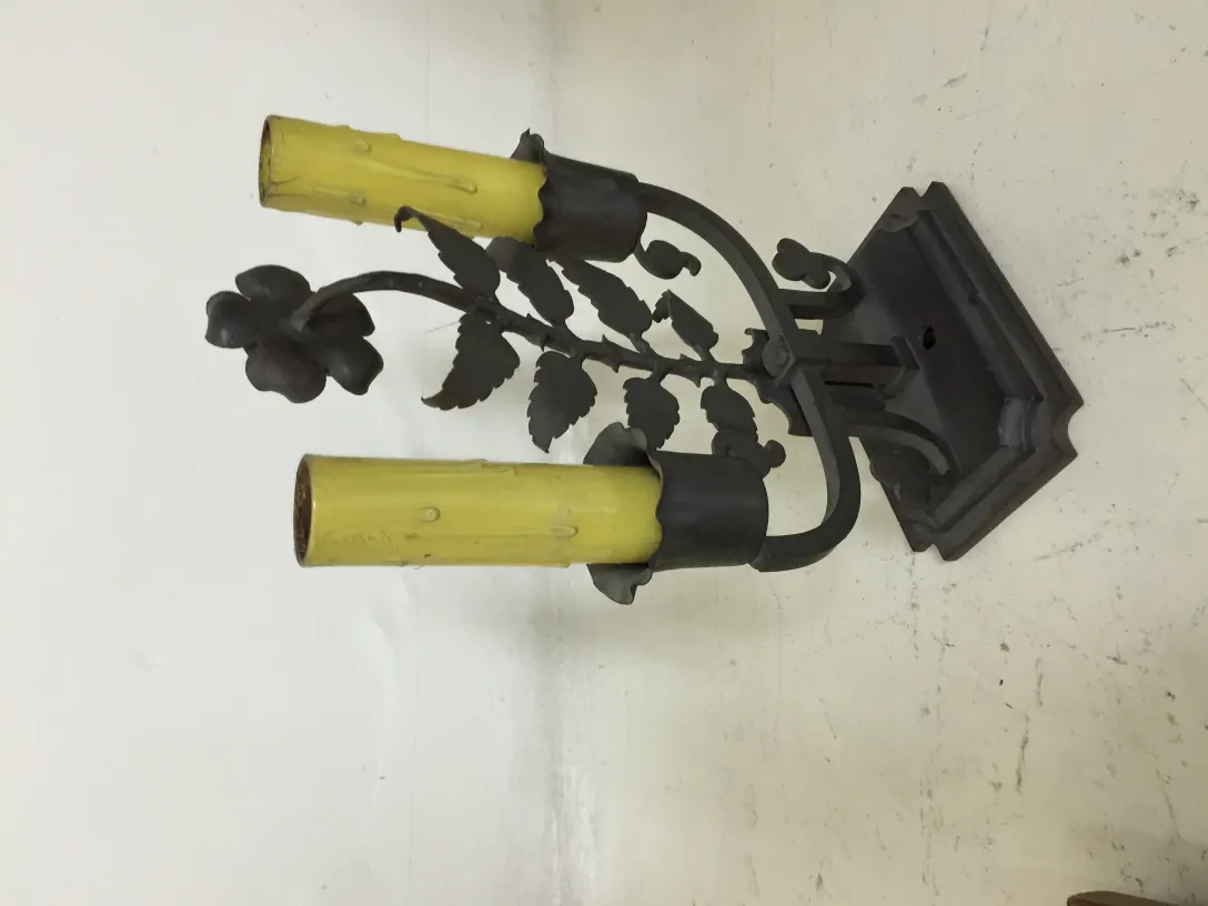 lampe de bureau ancienne avec deux lumières jaunes et des feuilles décoratives