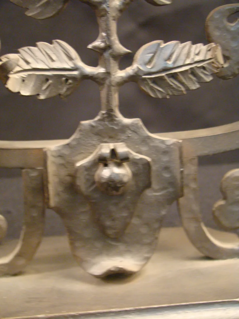 Lampe de bureau ancienne avec des détails en forme de feuilles, élégante et décorative.