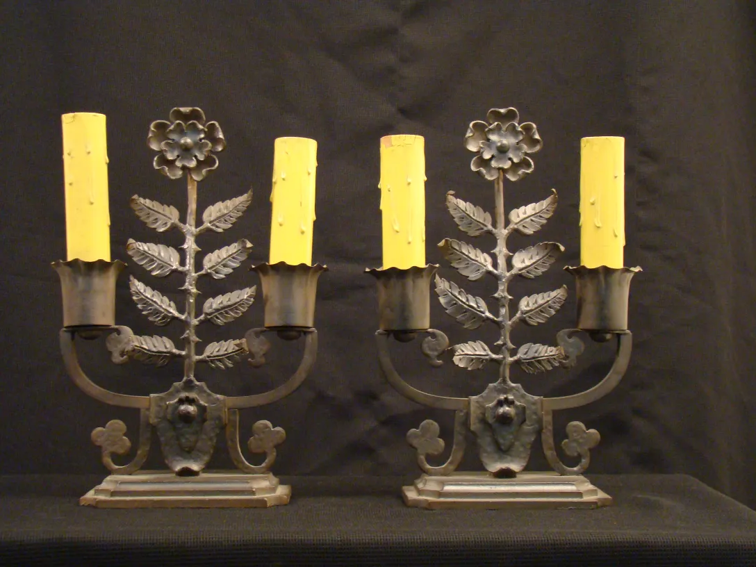 due lampade da tavolo antiche con candele gialle e dettagli decorativi