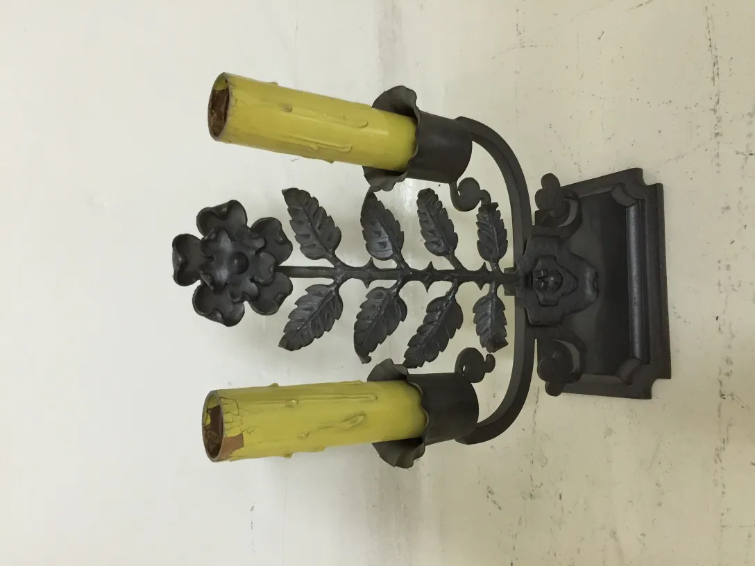 Antike Tischlampe mit floralem Design auf einer Metallbasis in einem hellen Raum