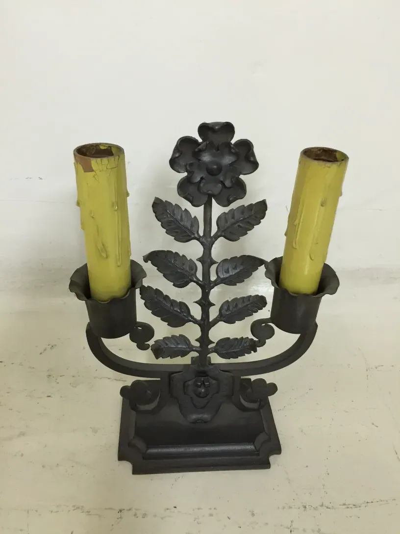 lampada da tavolo antica con design floreale e fogliare, stile gilbert poillerat