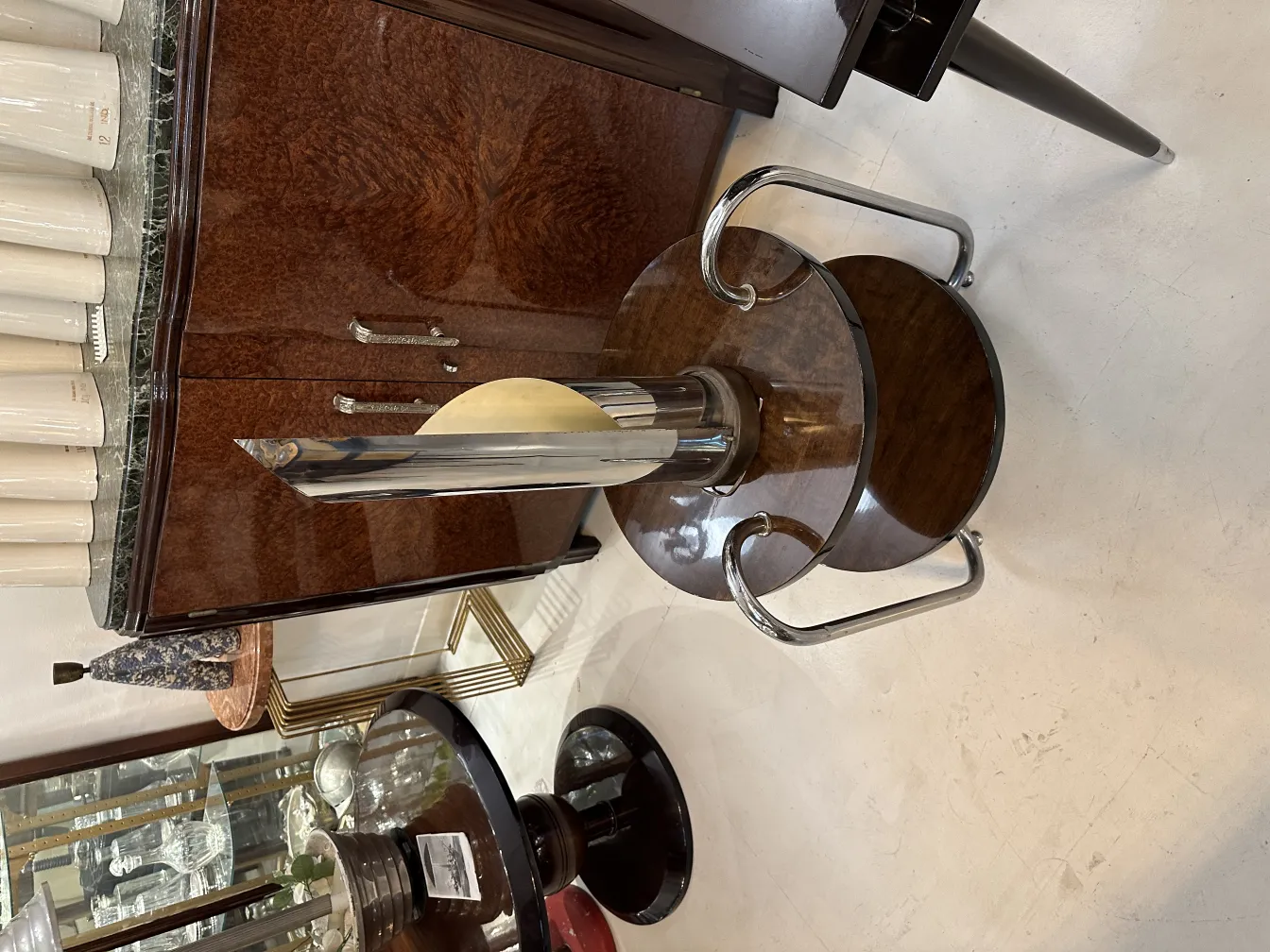 Lampada da tavolo antica con base elegante e dettagli unici.