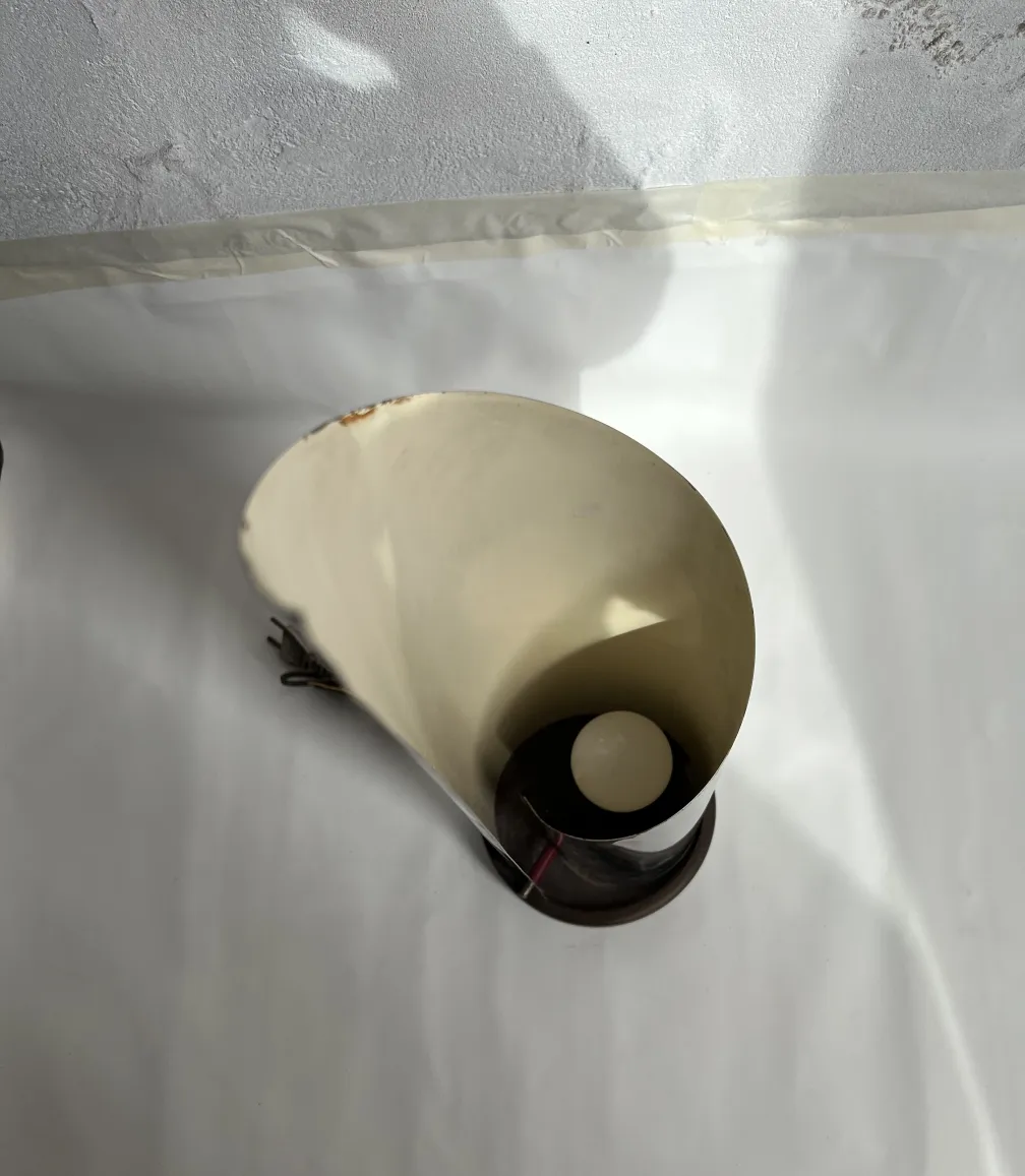 lampara de mesa antigua con base redonda y pantalla curva