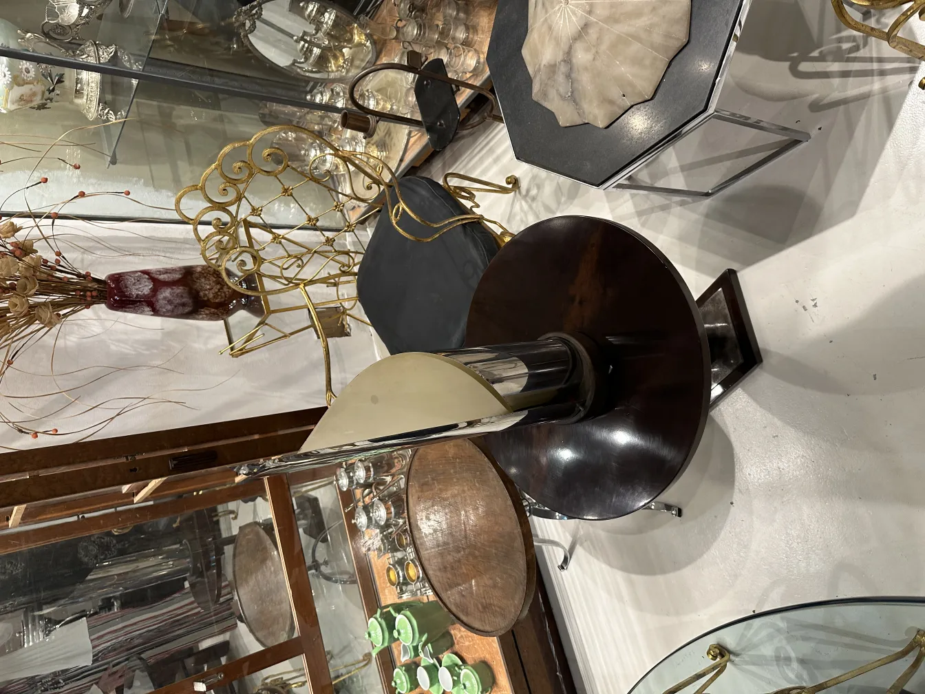 lampada da tavolo antica con base circolare e paralume moderno, in un ambiente vintage