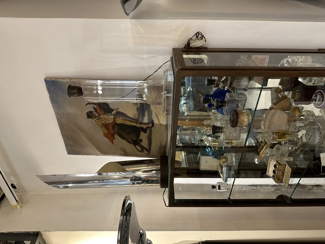 antike tischlampe mit sanftem licht und gläserner basis