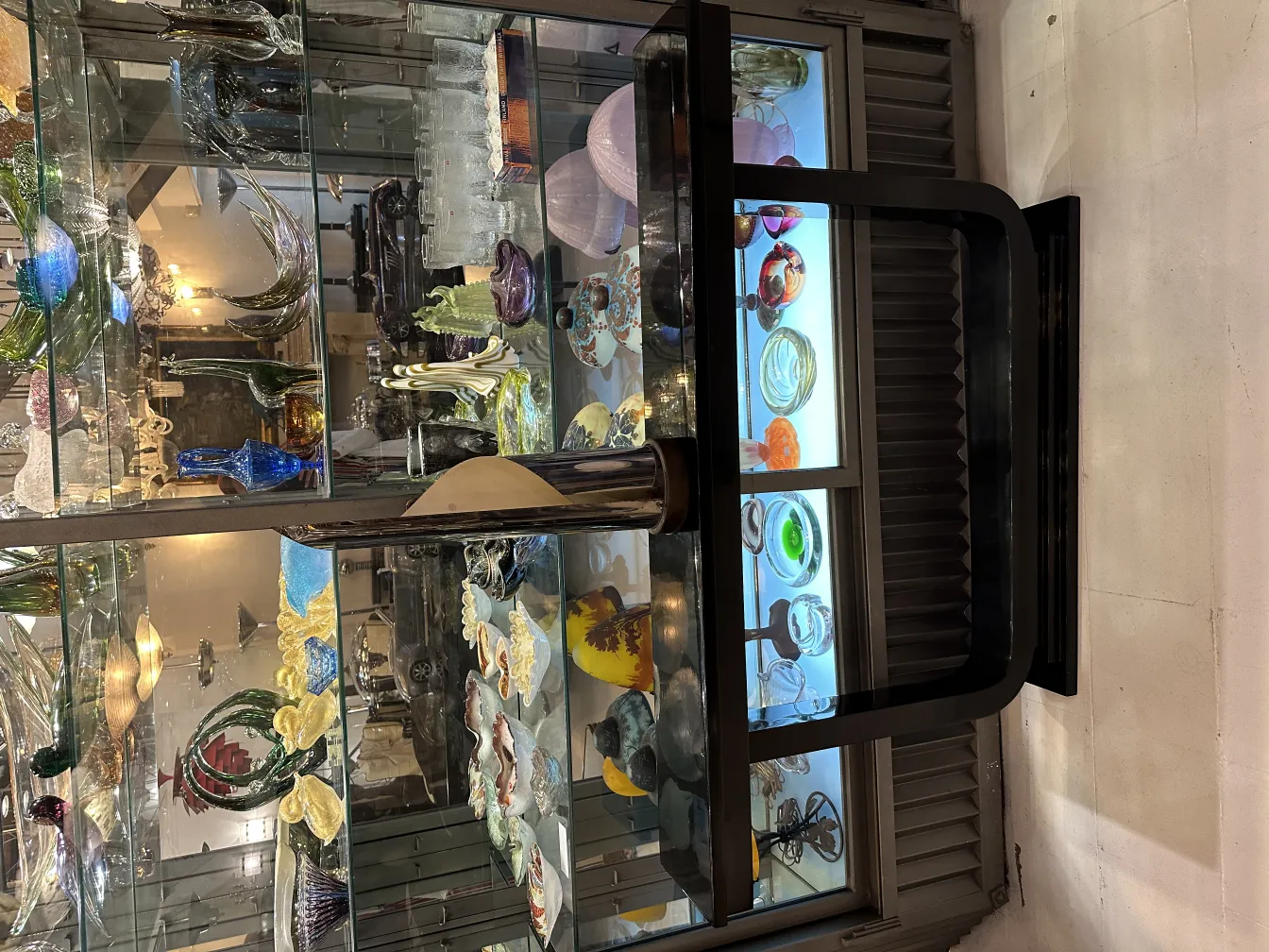 Lámpara de mesa antigua en exhibición con otros objetos decorativos