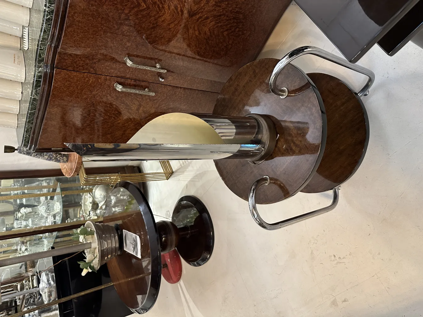 lampada da tavolo antica con design unico in un ambiente elegante