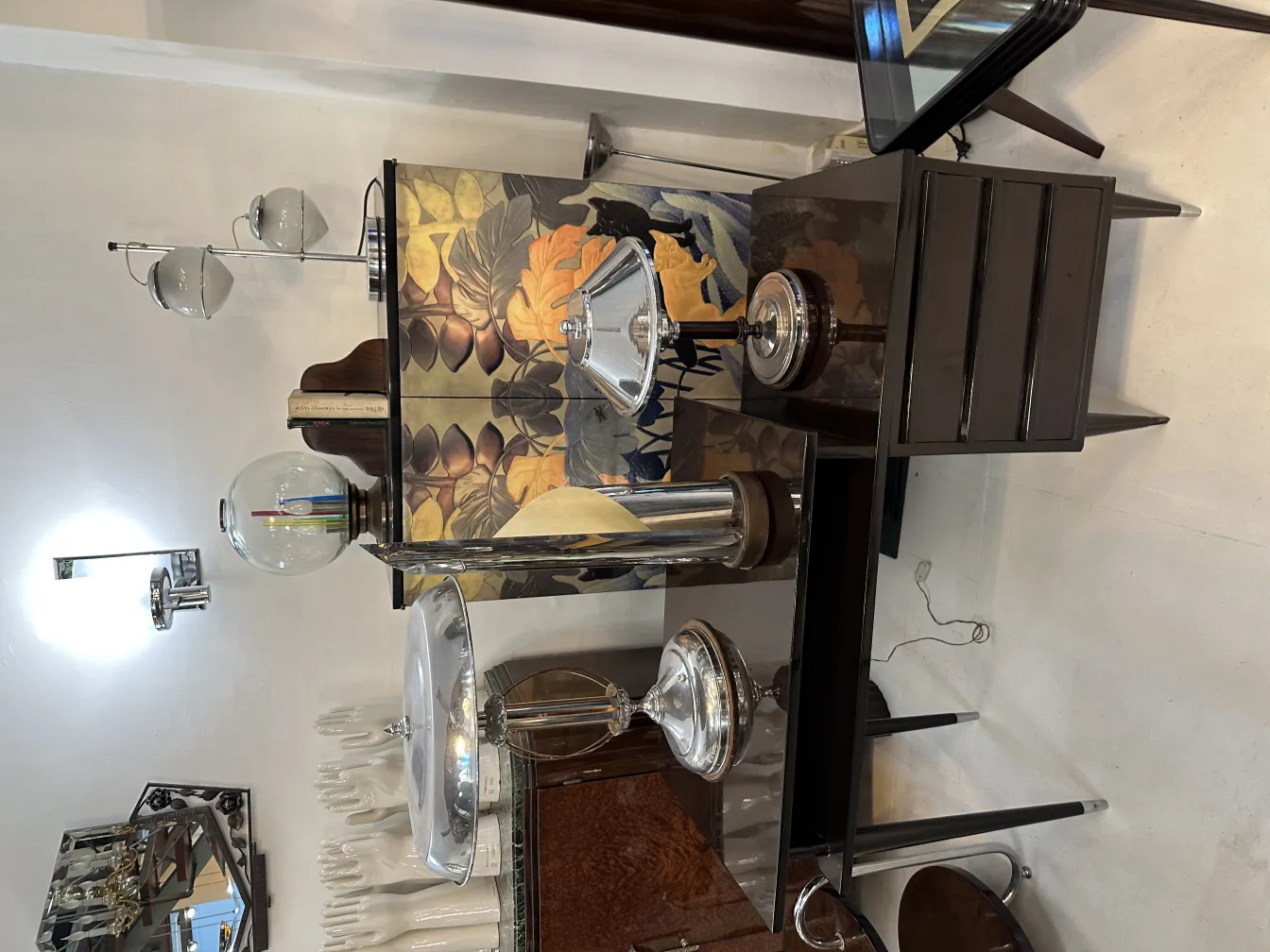 lampe de bureau ancienne avec un design frappant dans un cadre élégant