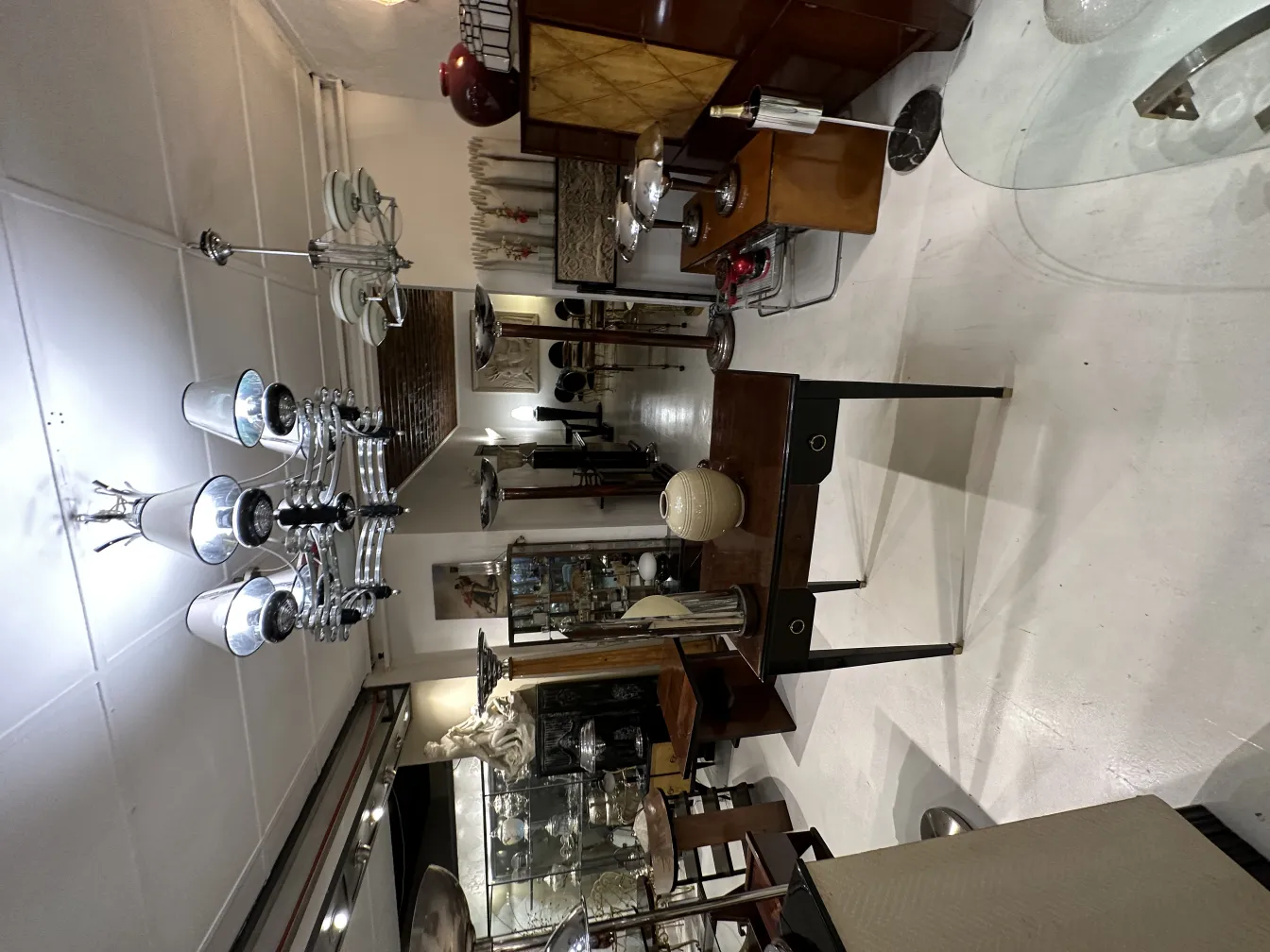 antigua lámpara de mesa elegante con luz tenue en ambiente de antigüedades