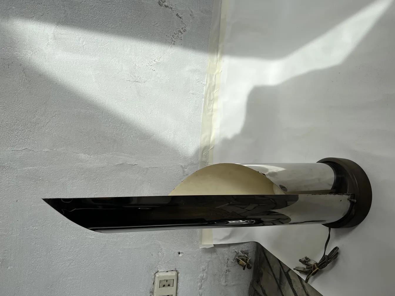 lampe de bureau antique avec base incurvée et abat-jour élégant, ambiance lumineuse