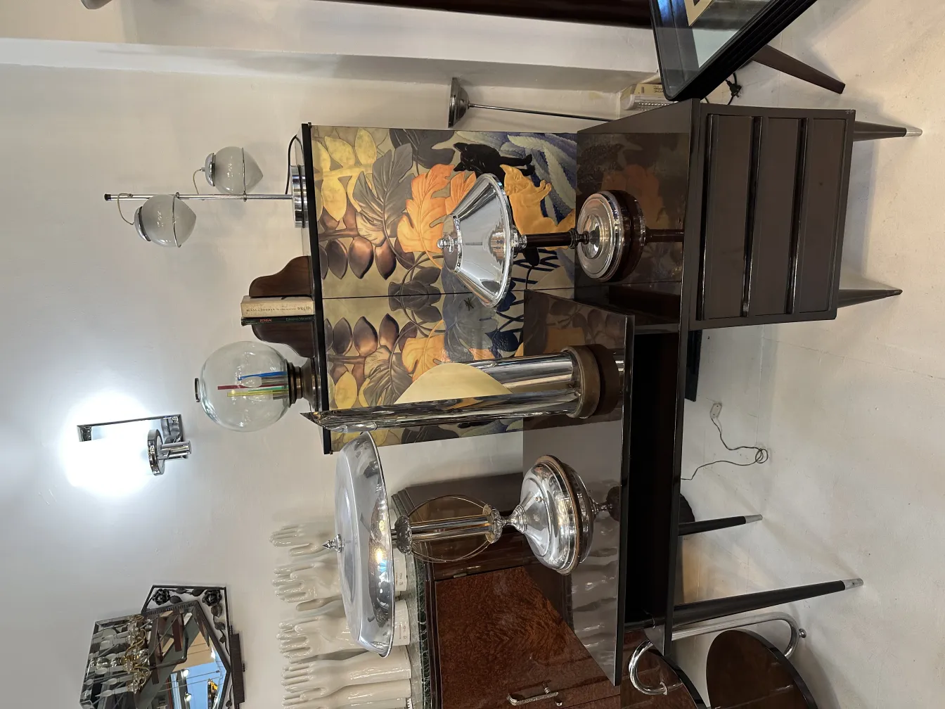 antigua lámpara de mesa con diseño clásico y decoraciones