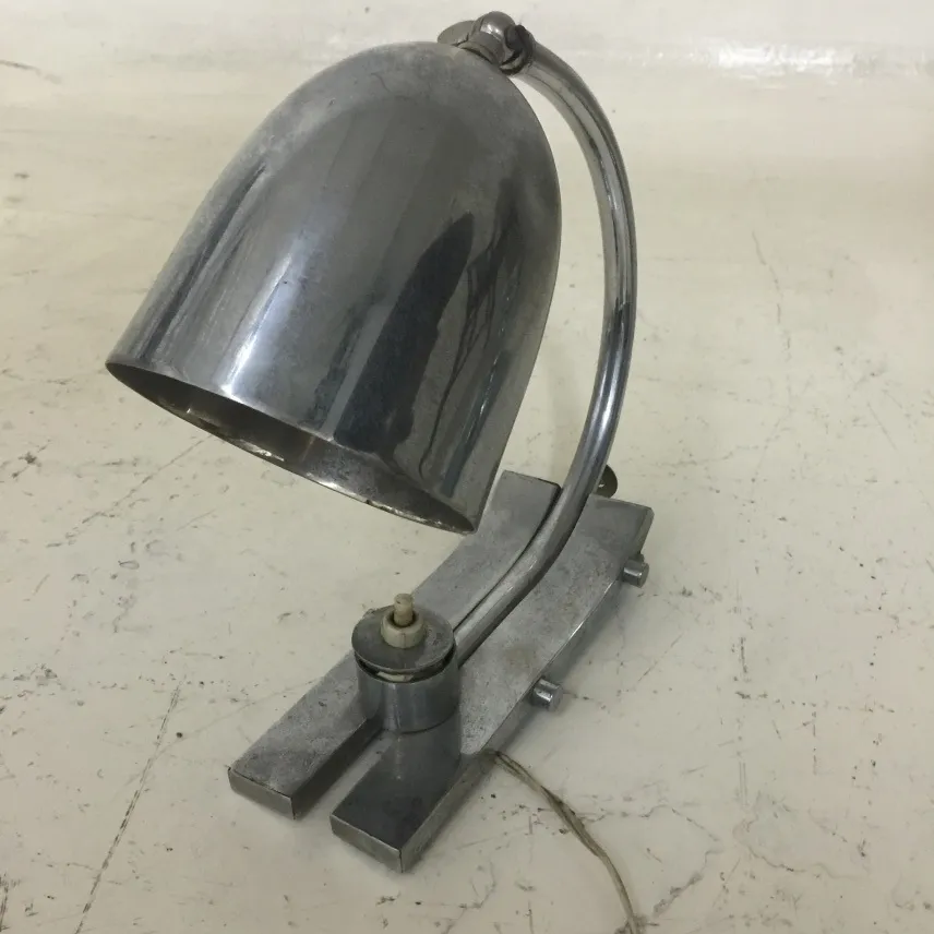 lampe de bureau antique avec un design brillant et courbé à la base